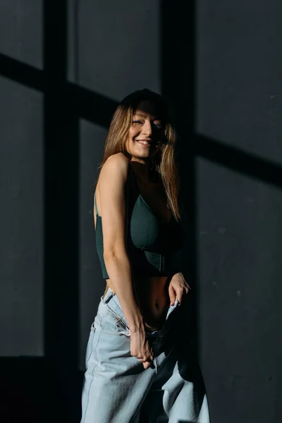 Jovem Menina Bonita Com Tintura Cabelo Solto Topo Jeans Estúdio — Fotografia de Stock