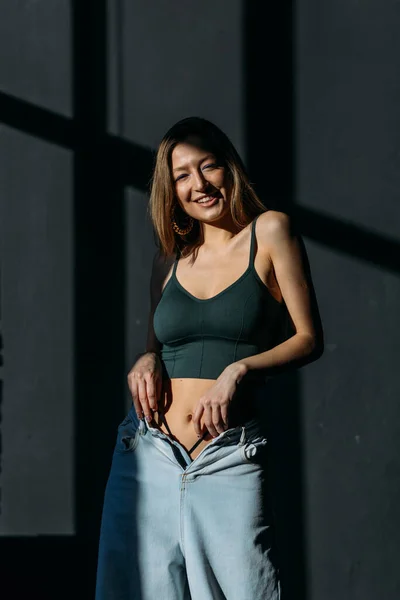 Genç Güzel Bir Kız Saçları Dökük Stüdyoda Kot Pantolon Güneş — Stok fotoğraf