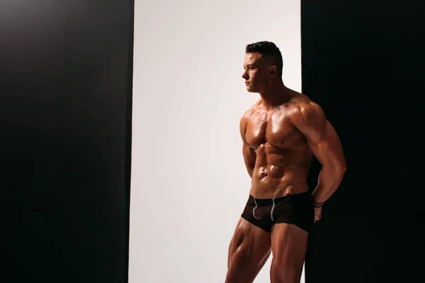 Giovane Uomo Costituzione Forte Con Una Figura Rilievo Bodybuilder Con — Foto Stock