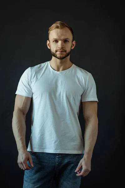 Young Man Strong Constitution Relief Figure Bodybuilder Beautiful Torso Shooting — Stock Photo, Image