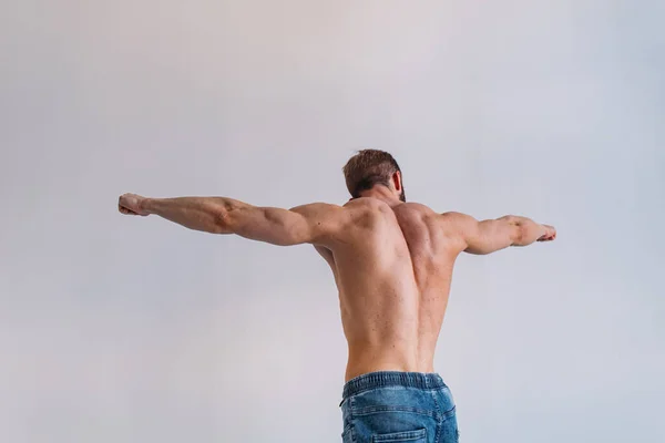 Een Jonge Man Met Een Sterke Gestel Met Een Reliëf — Stockfoto