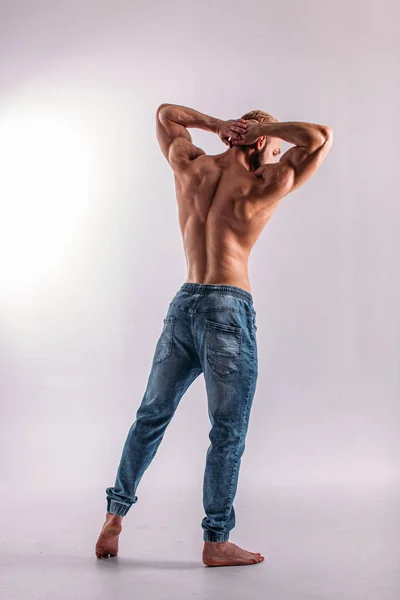 Young Man Strong Constitution Relief Figure Bodybuilder Beautiful Torso Shooting — Stock Photo, Image