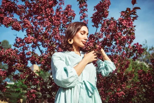 Une Jeune Belle Fille Tient Dans Parc Sous Pommier Fleurs — Photo