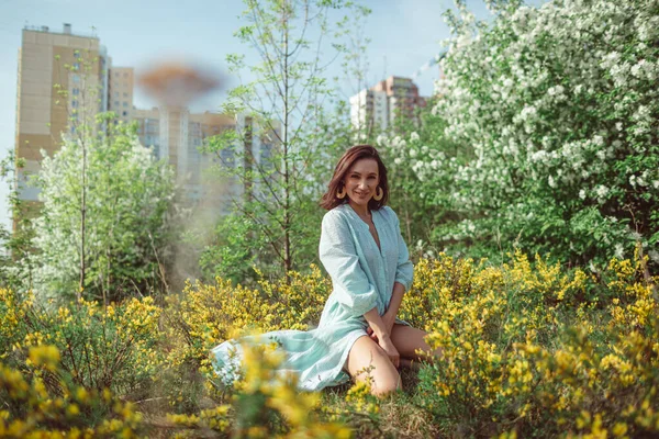 Ung Vakker Jente Sitter Parken Gresset Blomstrende Hvitt Epletre Hun – stockfoto