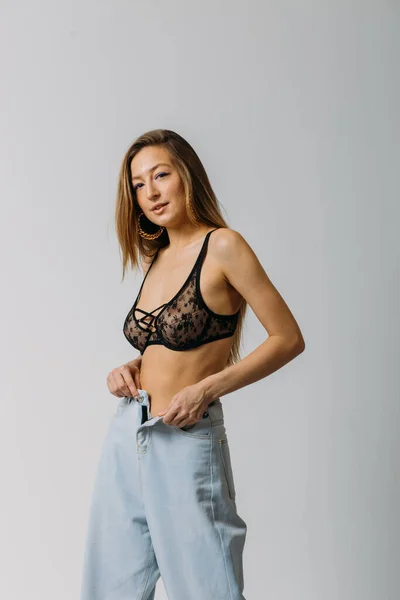 Ung Vacker Flicka Med Bra Kroppsformer Firebox Och Jeans Studion — Stockfoto