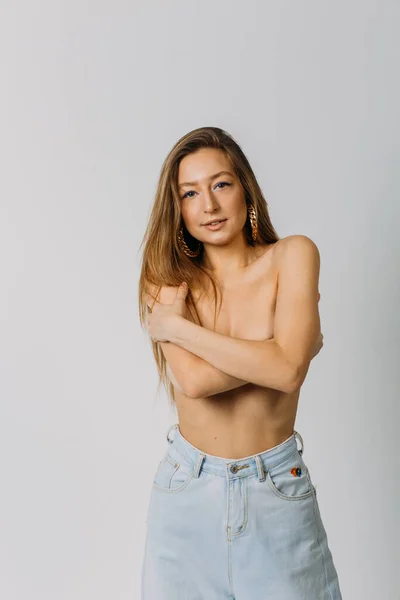 Ung Vacker Flicka Med Bra Kroppsformer Topless Och Jeans Studion — Stockfoto