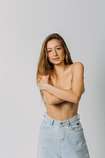 Uma Jovem Menina Bonita Com Boas Formas Corpo Topless Jeans — Fotografia de Stock