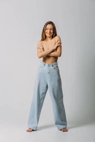 Una Joven Hermosa Con Buenas Formas Cuerpo Topless Jeans Estudio — Foto de Stock