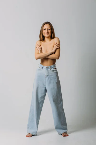 Uma Jovem Menina Bonita Com Boas Formas Corpo Topless Jeans — Fotografia de Stock
