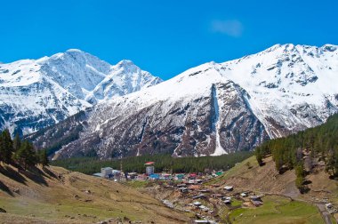 Rusya 'daki Kafkas dağlarının muhteşem manzarası, Elbrus yakınlarında.