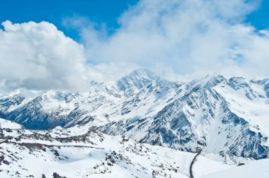 Elbrus yakınlarındaki Kafkas dağlarının güzel manzarası.