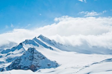 Elbrus yakınlarındaki Kafkas dağlarının güzel manzarası.