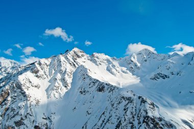 Elbrus yakınlarındaki Kafkas dağlarının güzel manzarası.
