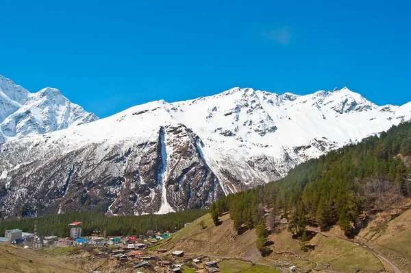 エルブラス近くのロシアのコーカサス山脈の豪華なパノラマ — ストック写真