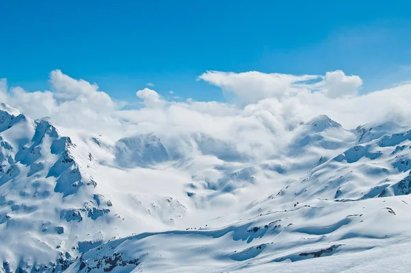 Elbrus yakınlarındaki Kafkas dağlarının güzel manzarası.