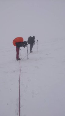 Dağcılar Elbrus dağında, Rusya 'daki Kafkas dağlarında.