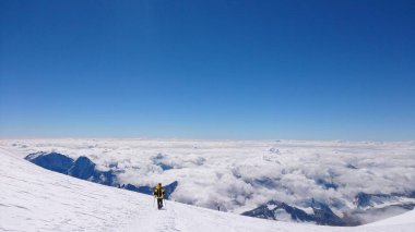 Dağcılar Elbrus dağında, Rusya 'daki Kafkas dağlarında.