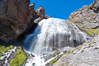      Rusya 'daki Kafkas dağlarındaki Elbrus yamacındaki şelale.