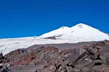 Dağcılar Elbrus dağında, Rusya 'daki Kafkas dağlarında.