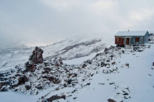 Dağcılar Elbrus dağında, Rusya 'daki Kafkas dağlarında.