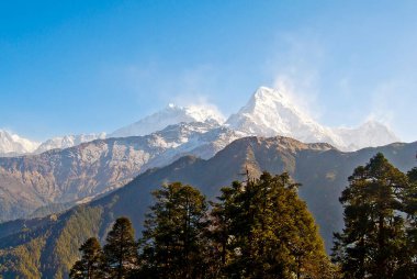 Muhteşem ve tehlikeli Annapurna dağı, Nepal Himalayalar 'ın aşağısında.