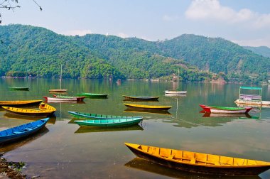Pokhara 'yı ve ünlü Pokhara Gölü, Nepal Asya' yı ziyaret ediyoruz.