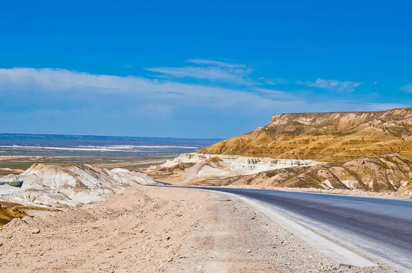 Kazakistan Çölü, Mangistau Bölgesi, Boszhira 'da 4x4 keşif gezisi