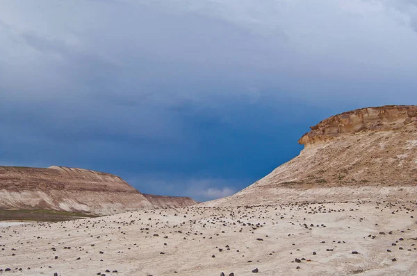 Kazakistan Çölü, Mangistau Bölgesi, Boszhira 'da 4x4 keşif gezisi