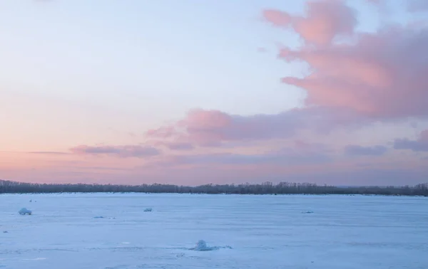 Wintersonnenuntergang Auf Dem Eis Der Wolga Samara Russland — Stockfoto