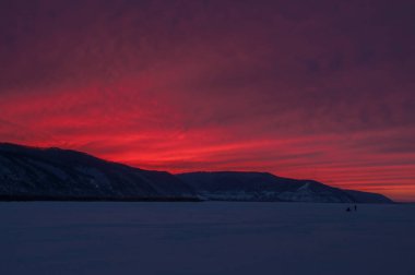 Rusya 'nın Samara bölgesindeki Volga nehrinin buzunda kış günbatımı