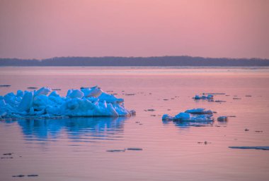 Rusya 'nın Samara şehrindeki Volga nehrinde çok güzel bir buz akıntısı.