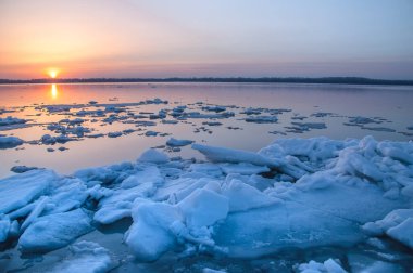 Rusya 'nın Samara şehrindeki Volga nehrinde çok güzel bir buz akıntısı.