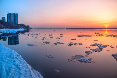 Rusya 'nın Samara şehrindeki Volga nehrinde çok güzel bir buz akıntısı.