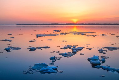 Rusya 'nın Samara şehrindeki Volga nehrinde çok güzel bir buz akıntısı.