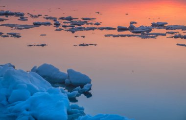 Rusya 'nın Samara şehrindeki Volga nehrinde çok güzel bir buz akıntısı.