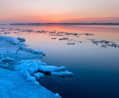 Rusya 'nın Samara şehrindeki Volga nehrinde çok güzel bir buz akıntısı.