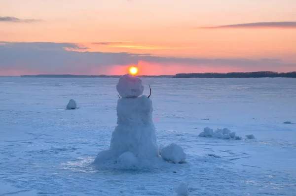 Volga nehrinin buzunda kış günbatımı, Samara, Rusya