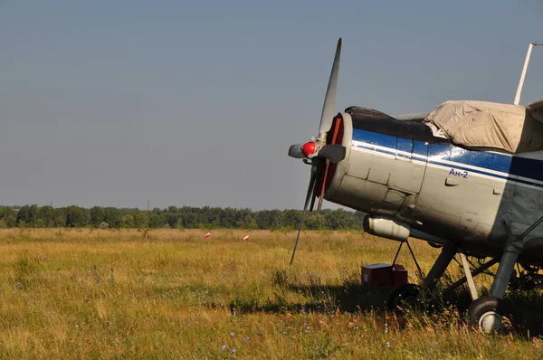 ロシアの小さな地域飛行場で — ストック写真