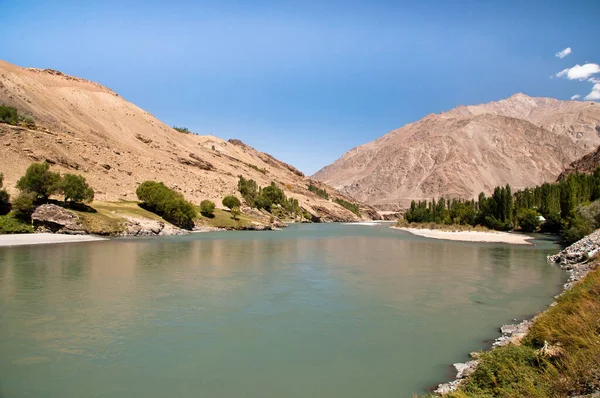 在Pyandj河岸 塔吉克斯坦和阿富汗的边界 Horoq镇附近的Vakhan Coridor — 图库照片