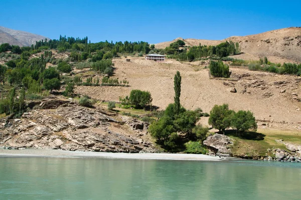 在Pyandj河岸 塔吉克斯坦和阿富汗的边界 Horoq镇附近的Vakhan Coridor — 图库照片