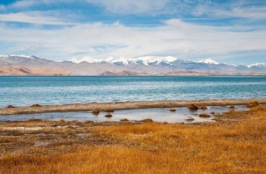 Tacikistan 'da Pamir karayolu yakınlarındaki güzel Alp Gölü Karakolu