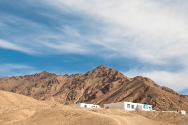 Tacikistan 'ın Horoq kenti yakınlarındaki Pamir otoyolunun manzarası