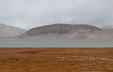 Tacikistan 'ın Horoq kenti yakınlarındaki Pamir otoyolunun manzarası