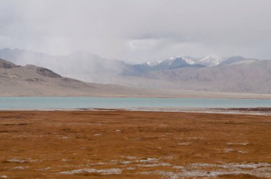 Tacikistan 'ın Horoq kenti yakınlarındaki Pamir otoyolunun manzarası