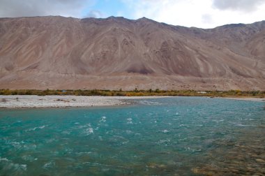 Tacikistan 'ın Horoq kenti yakınlarındaki Pamir otoyolunun manzarası
