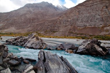 Tacikistan 'ın Horoq kenti yakınlarındaki Pamir otoyolunun manzarası