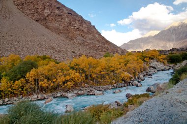 Tacikistan 'ın Horoq kenti yakınlarındaki Pamir otoyolunun manzarası