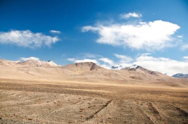 Pamir otoyolu boyunca güzel bir dağlık arazi. Tacikistan, Pamir Dağları, Asya