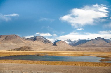 Pamir otoyolu boyunca güzel bir dağlık arazi. Tacikistan, Pamir Dağları, Asya