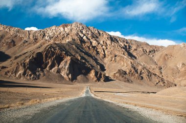 Pamir otoyolu boyunca güzel bir dağlık arazi. Tacikistan, Pamir Dağları, Asya